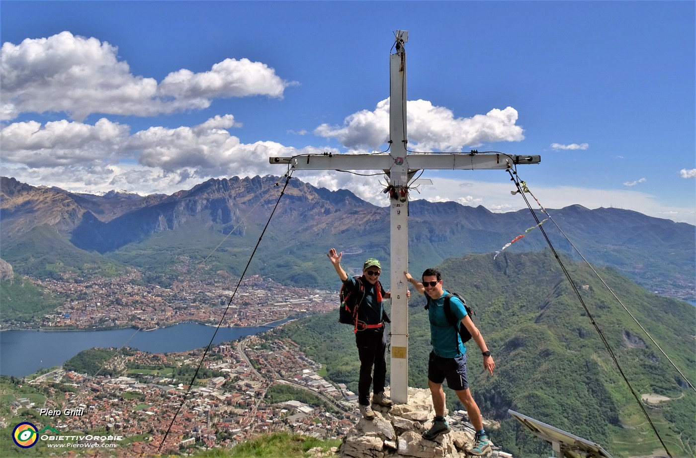 05 Alla croce di vetta del Corno Birone (1116 m) con splendida vista panoramica su Lecco, i suoi laghi, i suoi monti.JPG -                                
